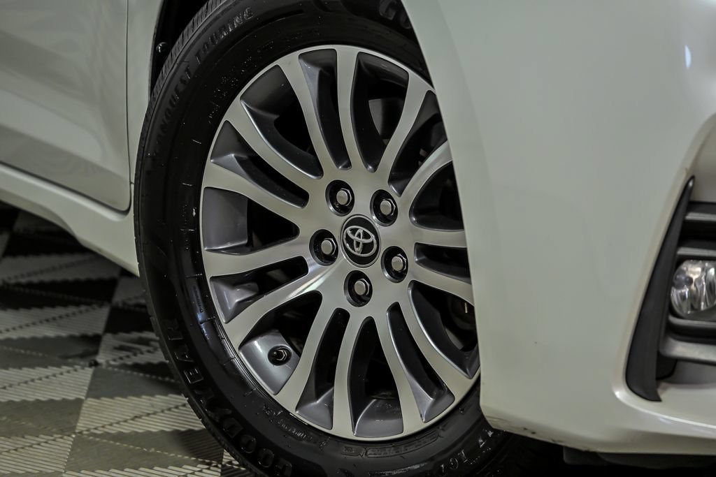 Used 2020 Toyota Sienna XLE FWD image 3