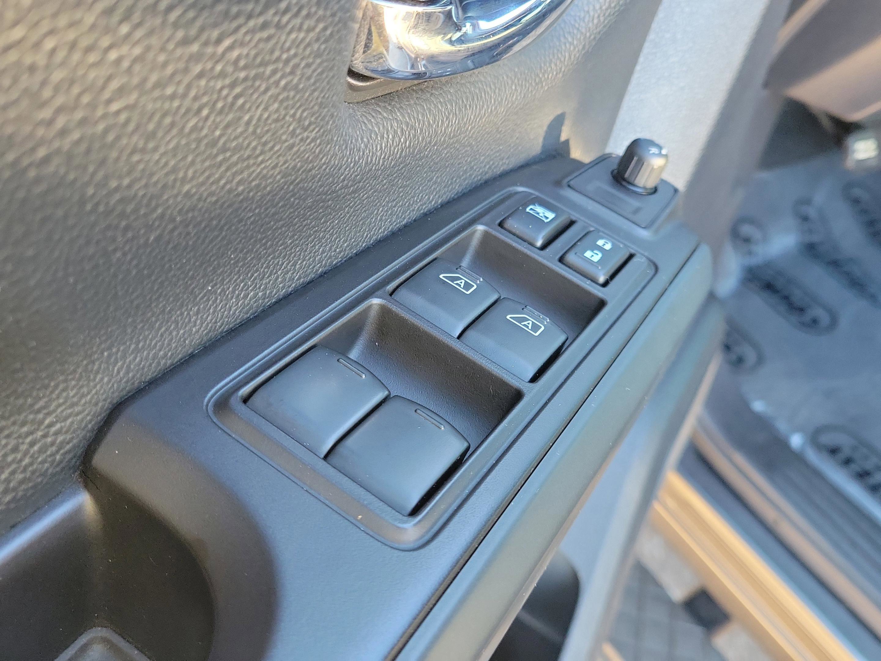 Used 2019 Nissan Titan SV w/ SV Convenience Package image 19