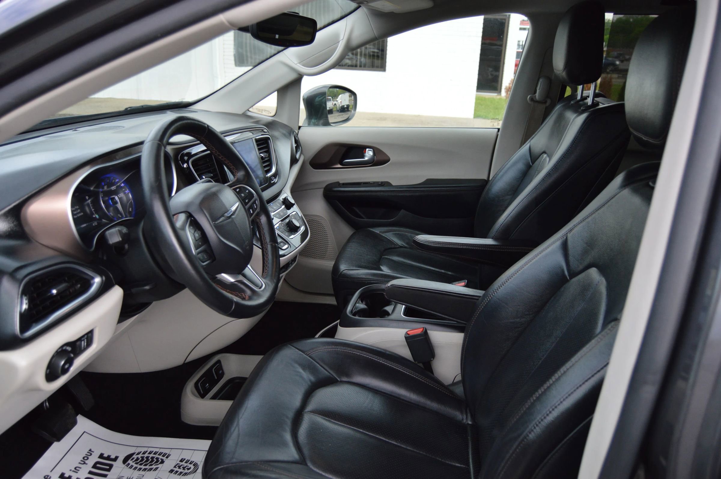 Used 2017 Chrysler Pacifica Touring-L Plus FWD image 9