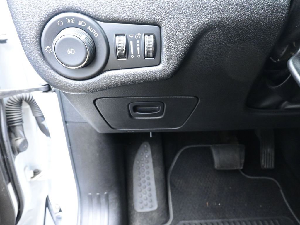Used 2021 Jeep Cherokee Latitude Lux 80th Anniv w/ Quick Order Package 26U 80TH AWD/4WD image 16