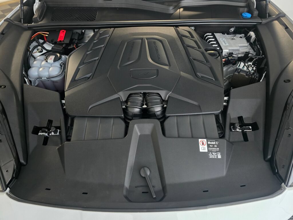 Certified 2025 Porsche Cayenne S AWD/4WD image 11