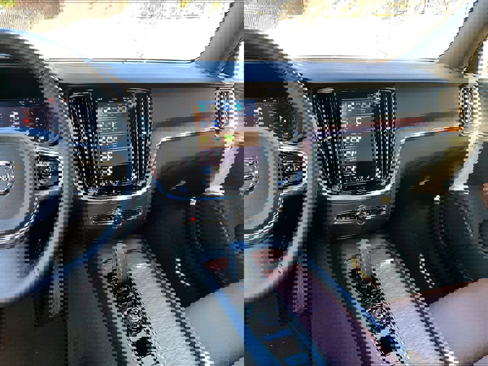 Used 2025 Volvo V60 B5 Cross Country Plus image 9