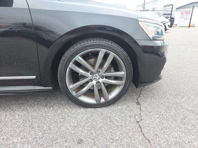 Used 2016 Volkswagen Passat 1.8T R-Line w/ R-Line Lighting Package image 28