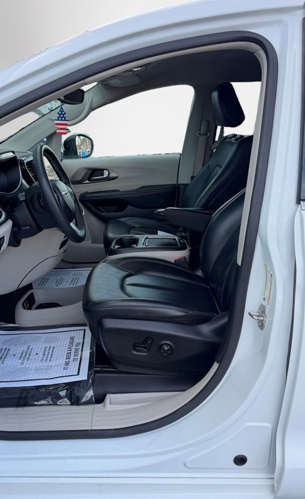Used 2023 Chrysler Pacifica Touring-L FWD image 12