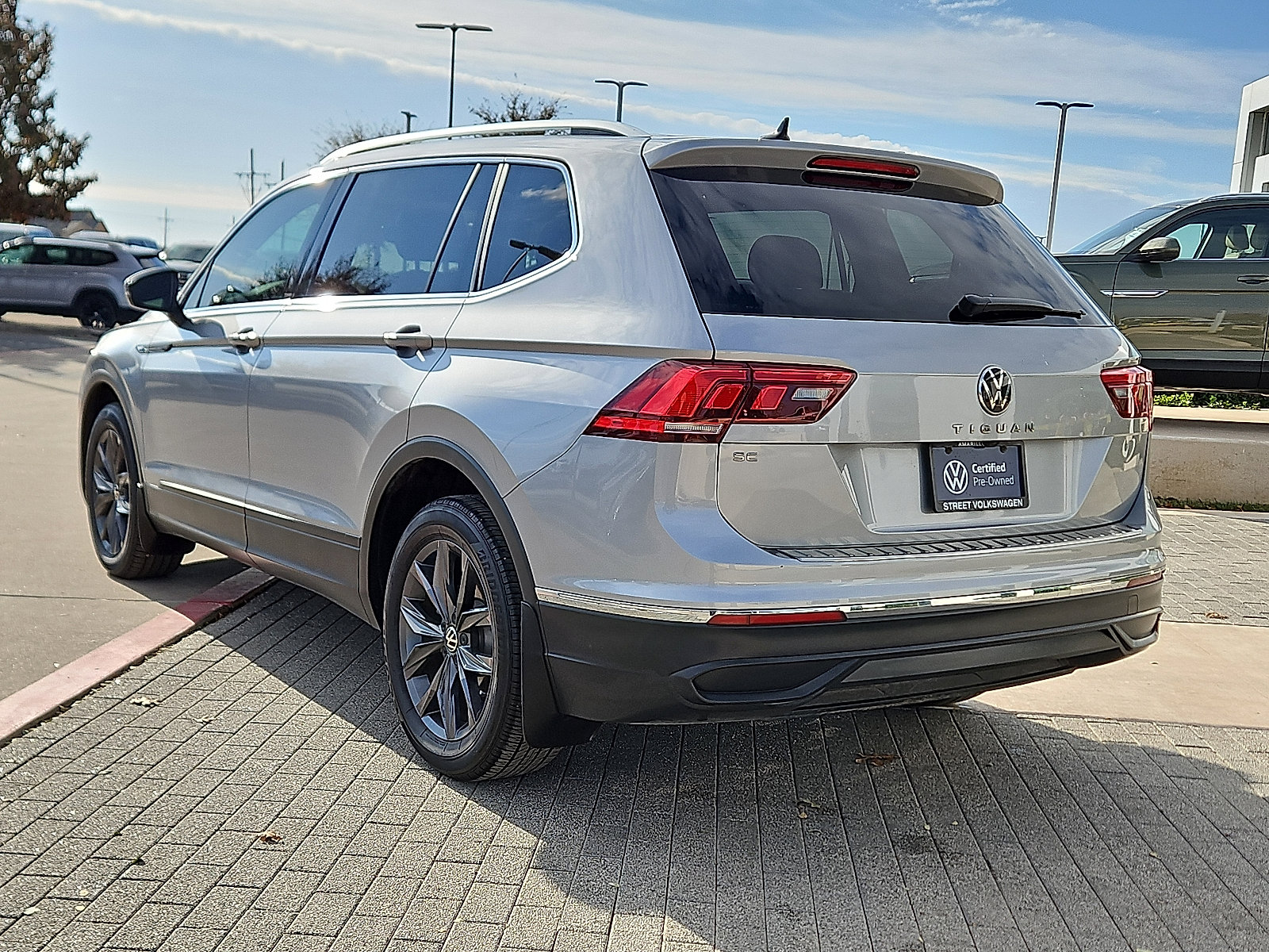 Certified 2023 Volkswagen Tiguan SE w/ Panoramic Sunroof Package image 2