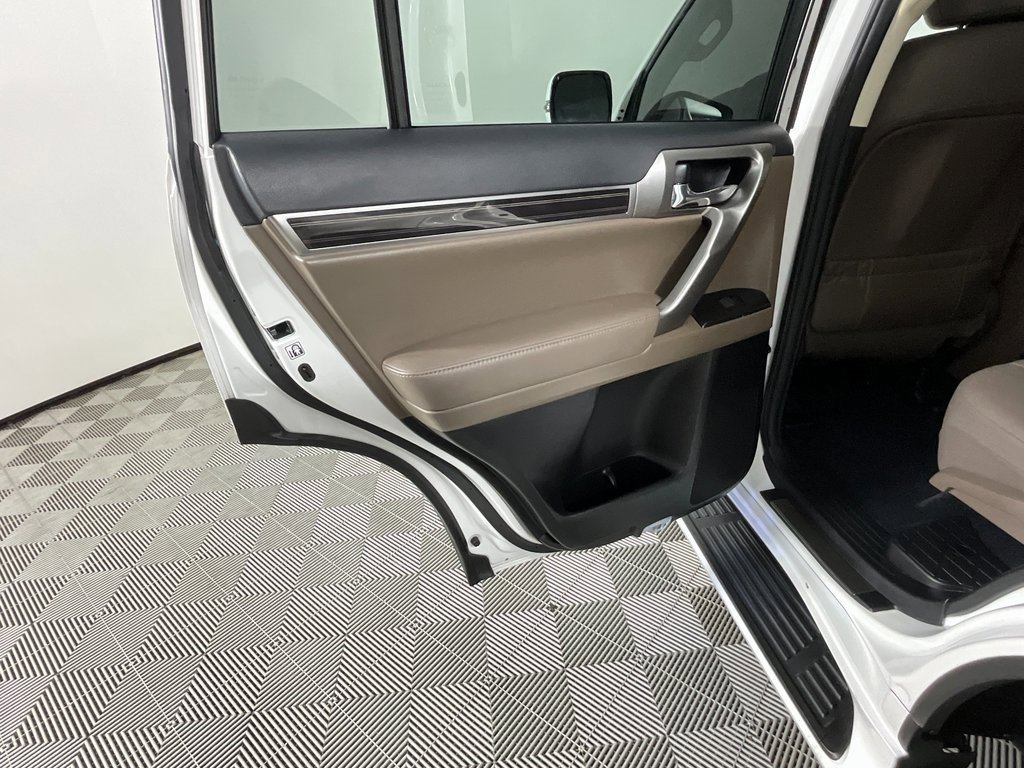 Used 2022 Lexus GX 460 Premium w/ Premium Package image 26