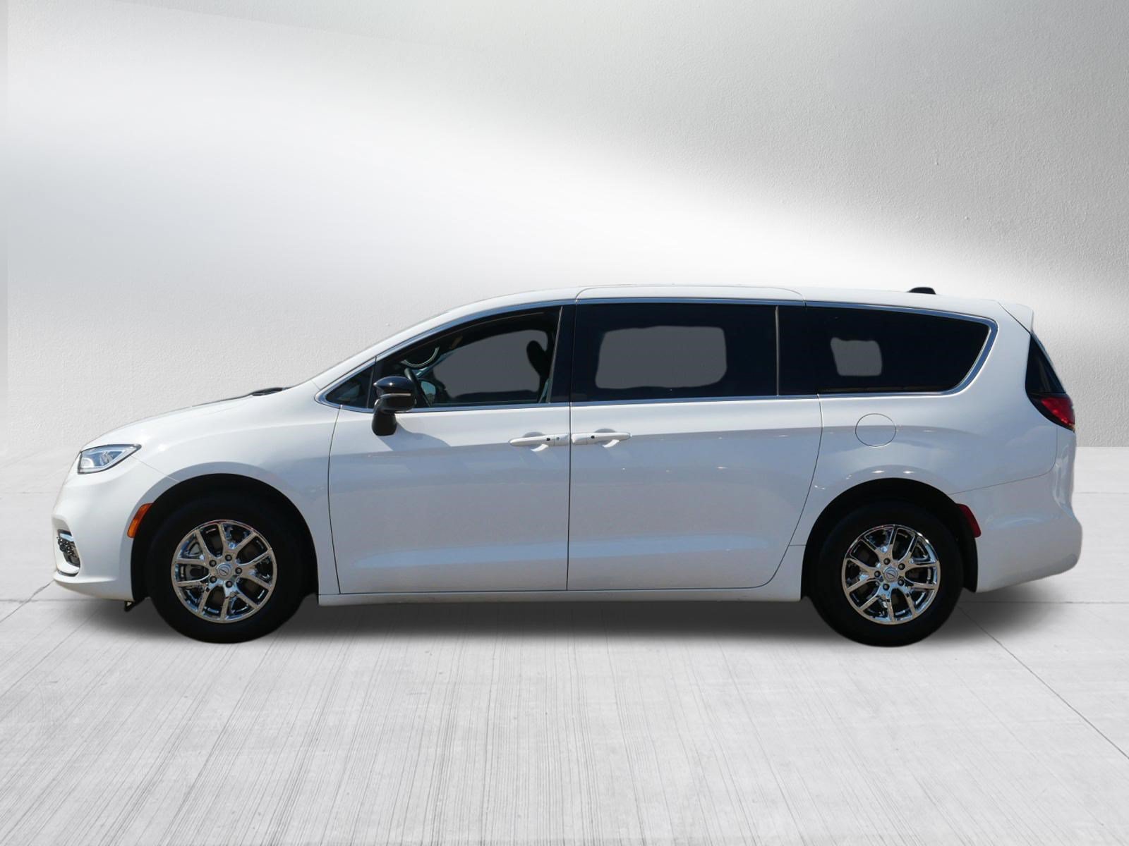 Used 2025 Chrysler Pacifica Select FWD image 4