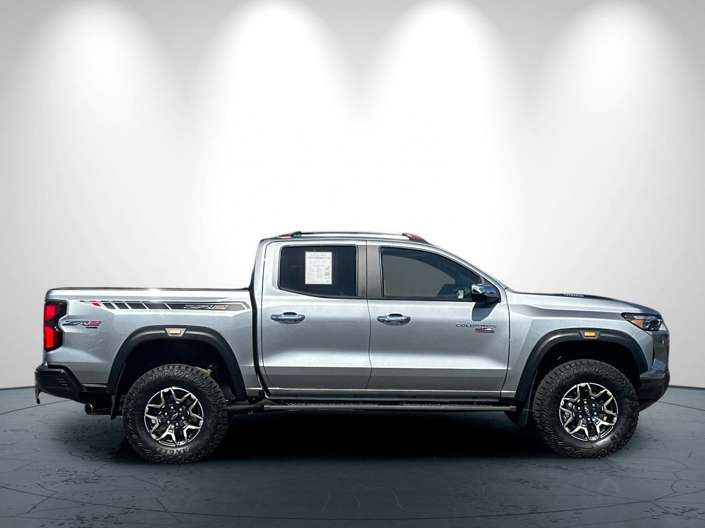 Used 2024 Chevrolet Colorado ZR2 w/ ZR2 Convenience Package III AWD/4WD image 3