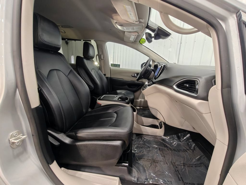 Used 2024 Chrysler Pacifica Touring-L FWD image 22