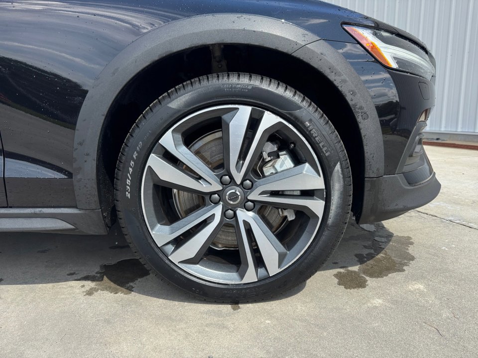 Used 2025 Volvo V60 B5 Cross Country Plus AWD/4WD image 25