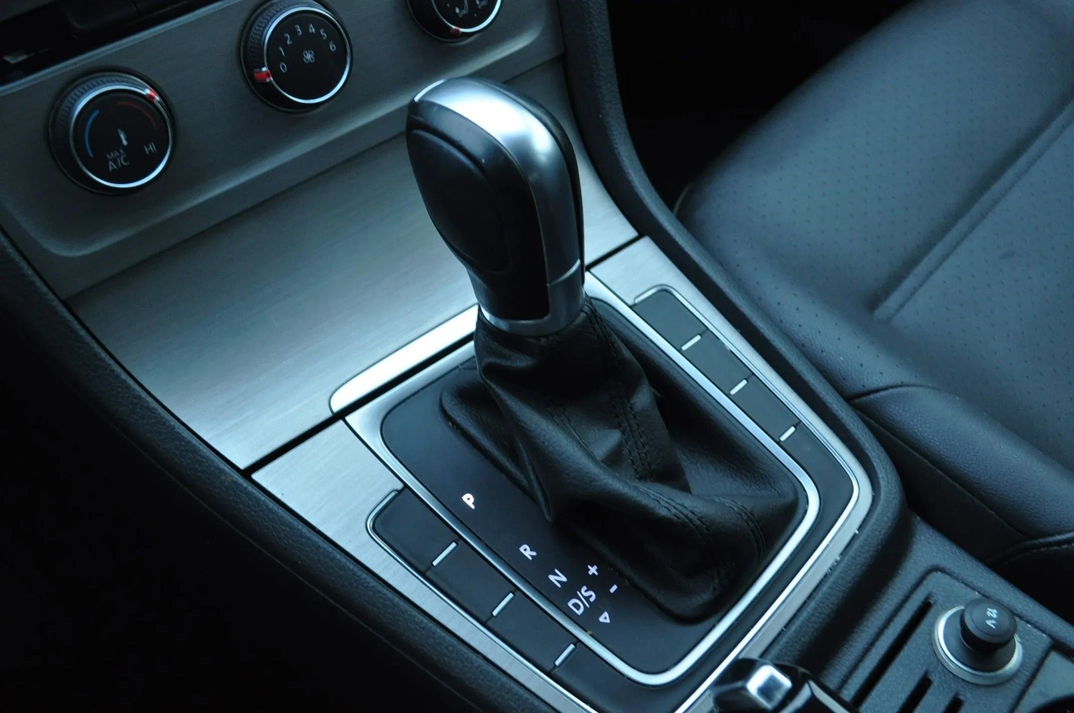 Used 2015 Volkswagen Golf S image 14