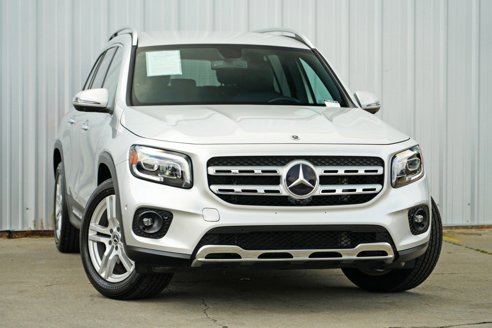 Used 2021 Mercedes-Benz GLB 250 4MATIC w/ Premium Package image 2