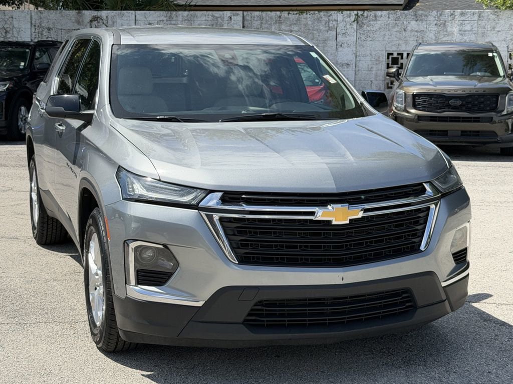 Used 2023 Chevrolet Traverse LS FWD image 2