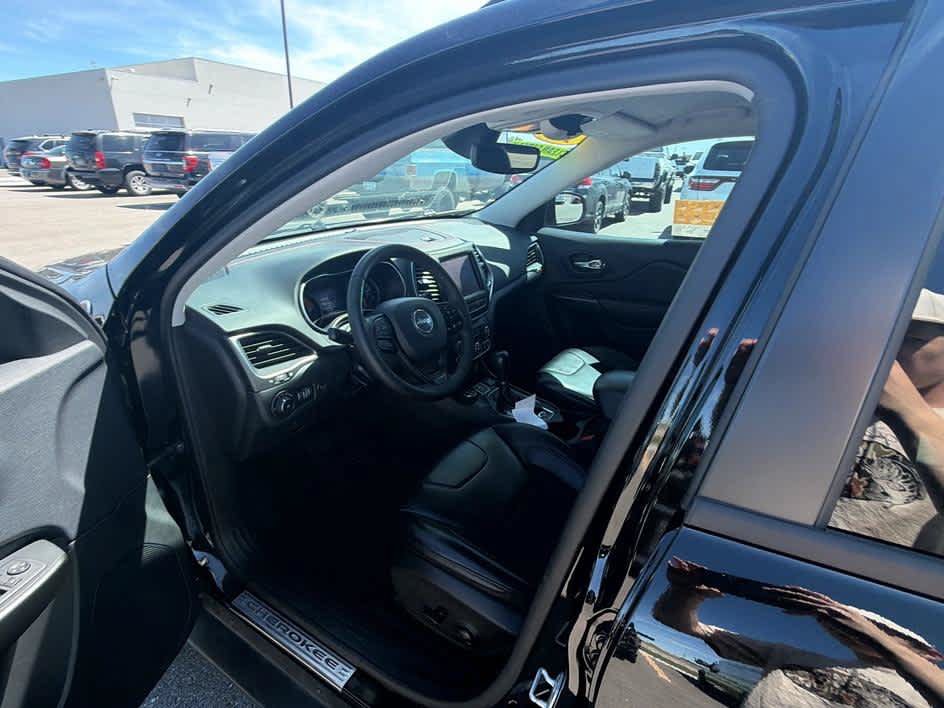 Used 2023 Jeep Cherokee Trailhawk w/ Trailer Tow Group AWD/4WD image 11