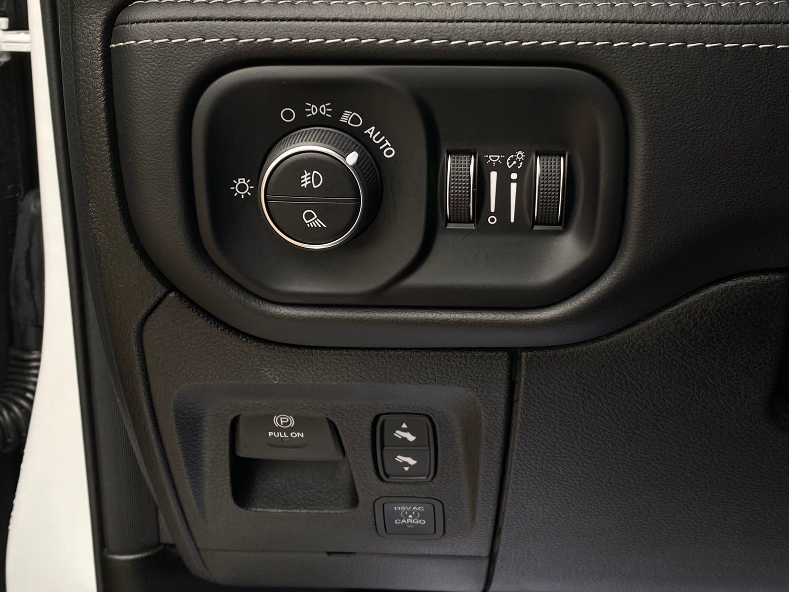 Used 2025 RAM 1500 Limited w/ Body Color Bumper Group image 28