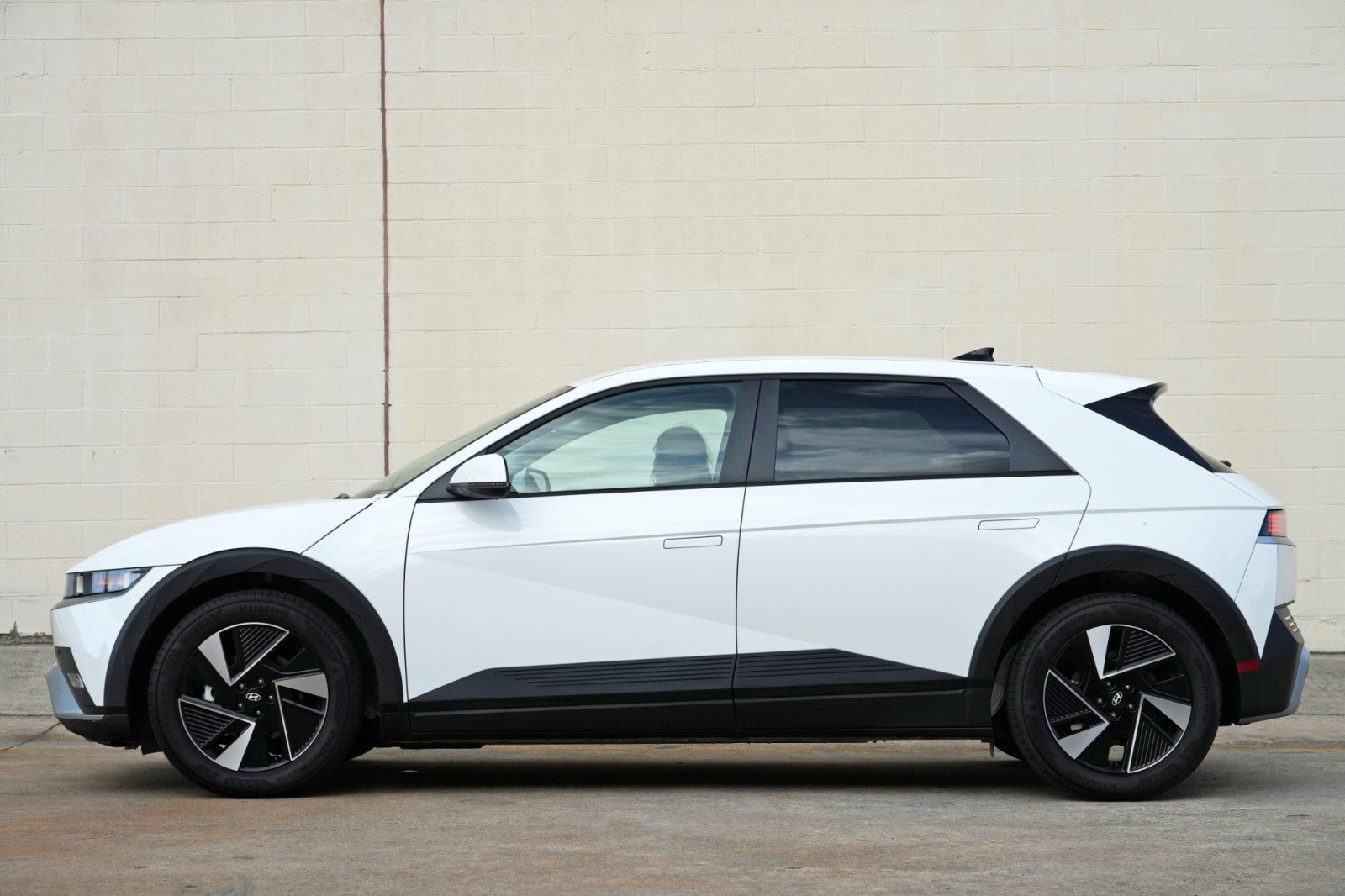 Used 2025 Hyundai Ioniq 5 SE RWD image 7