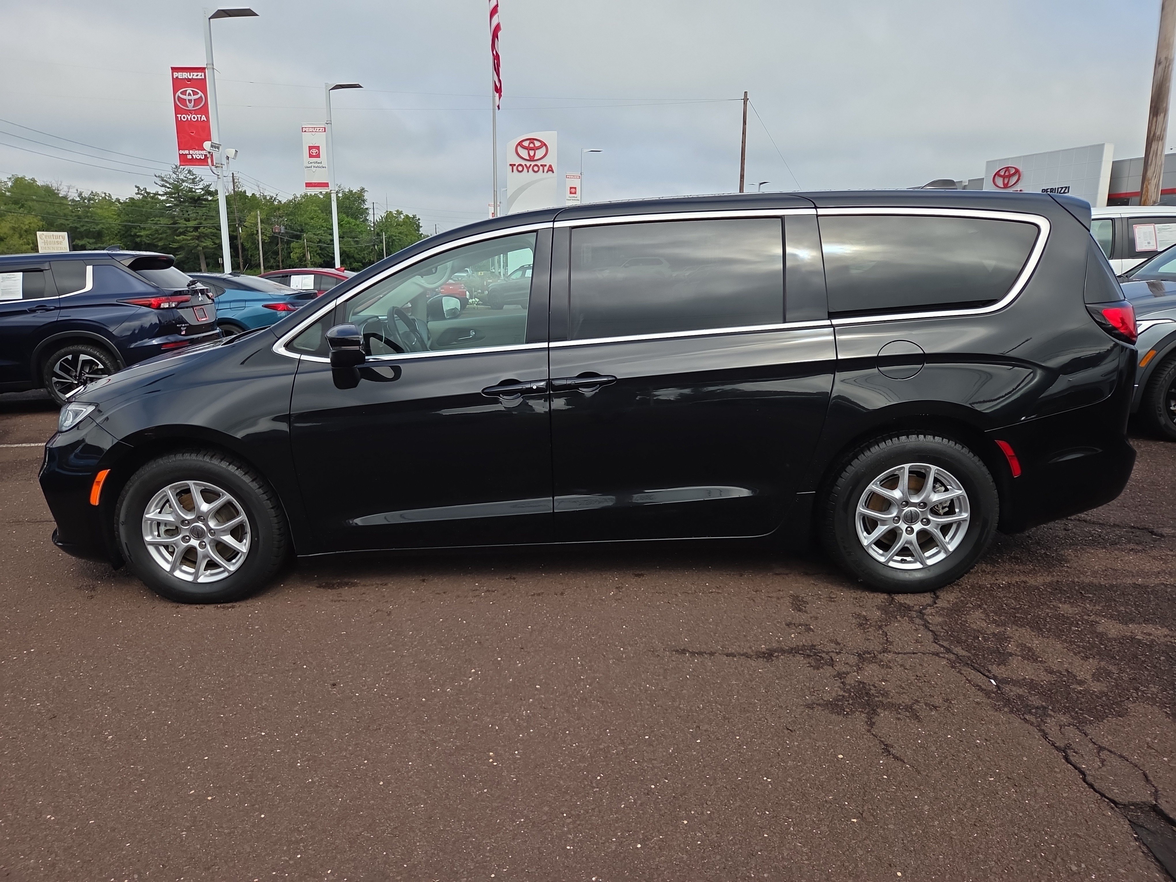 Used 2023 Chrysler Pacifica Touring-L FWD image 6