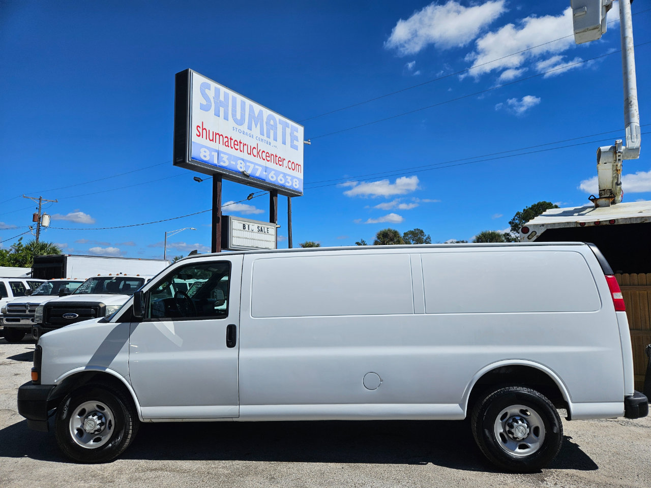 Used 2017 Chevrolet Express 3500 Extended image 1