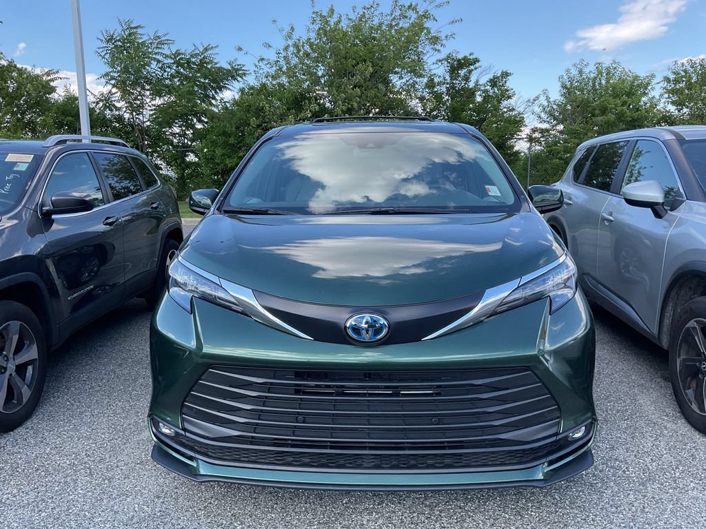 Used 2025 Toyota Sienna XLE FWD image 3