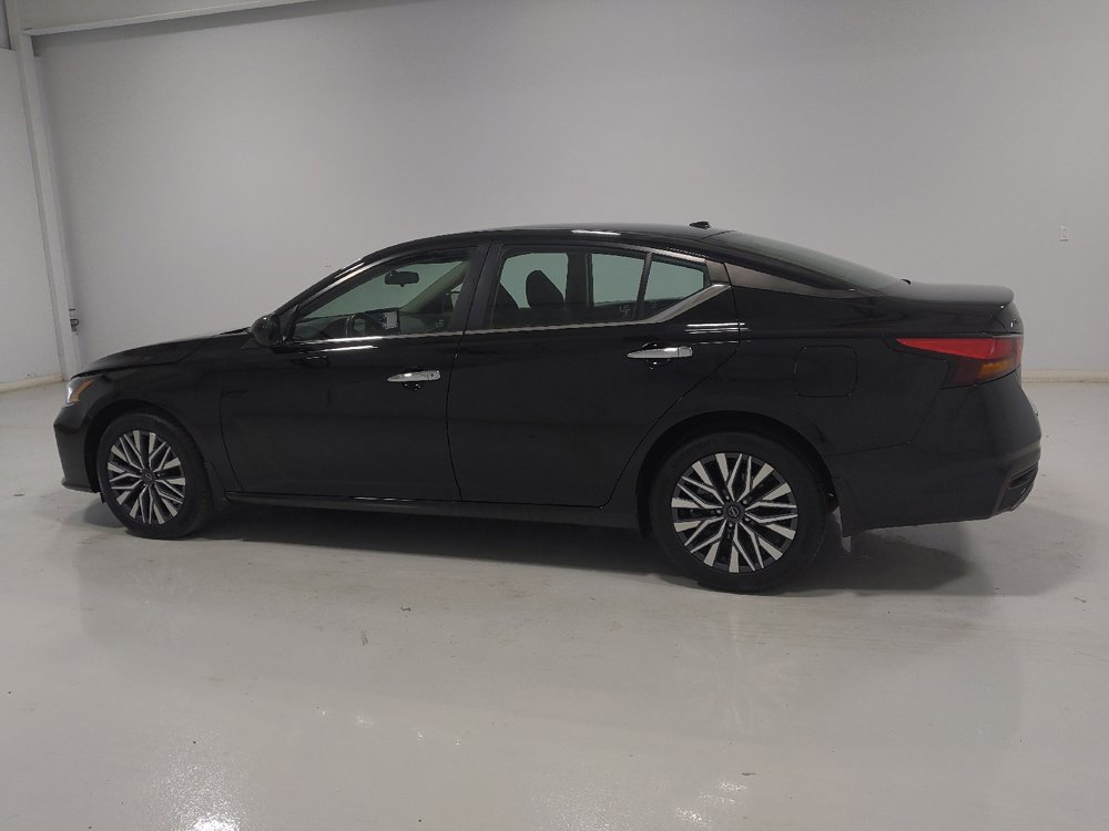 Used 2023 Nissan Altima 2.5 SV w/ SV Premium Package AWD/4WD image 3