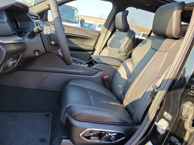 New 2024 Jeep Grand Cherokee Overland w/ Luxury Tech Group IV AWD/4WD image 6