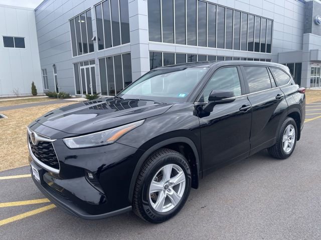 Used 2024 Toyota Highlander LE AWD/4WD image 1