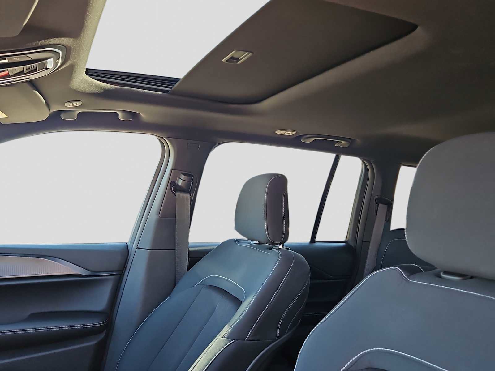 Used 2025 Jeep Grand Cherokee Laredo X image 18