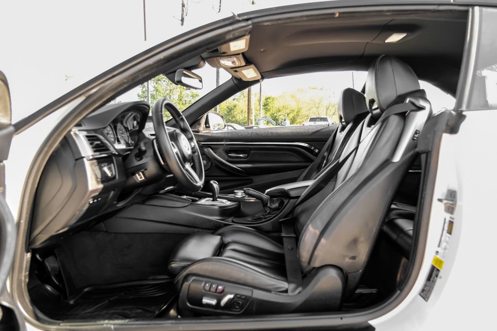 Used 2018 BMW M4 Convertible image 39
