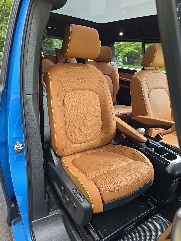Used 2025 Volkswagen ID. Buzz Pro S Plus w/ Cupholders Package AWD/4WD image 9