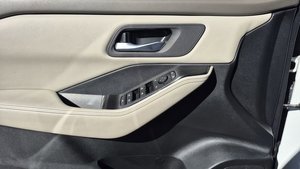 Used 2024 Nissan Rogue SV image 7