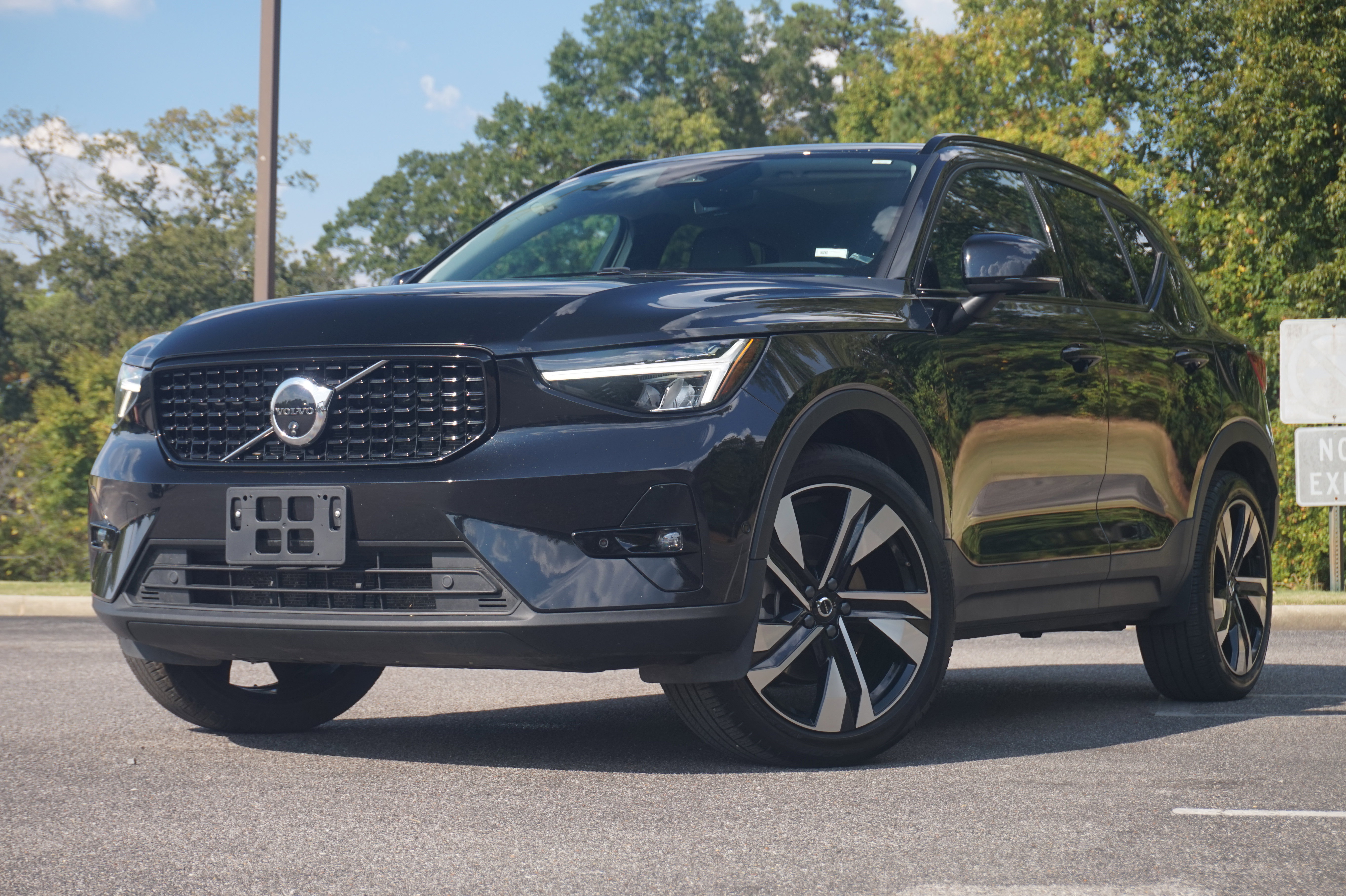 Used 2025 Volvo XC40 B5 Plus image 4