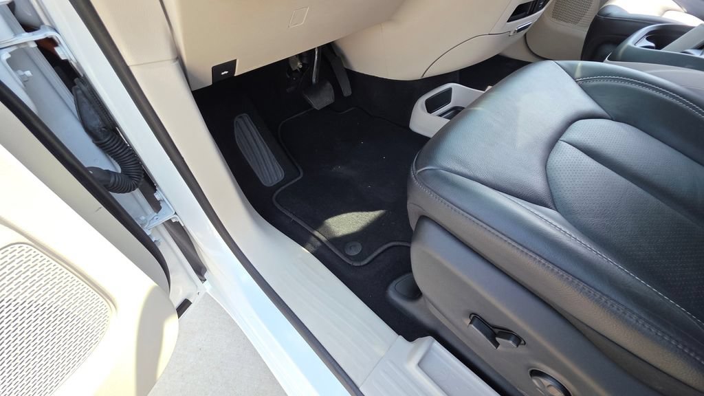 Used 2022 Chrysler Pacifica Touring-L FWD image 23