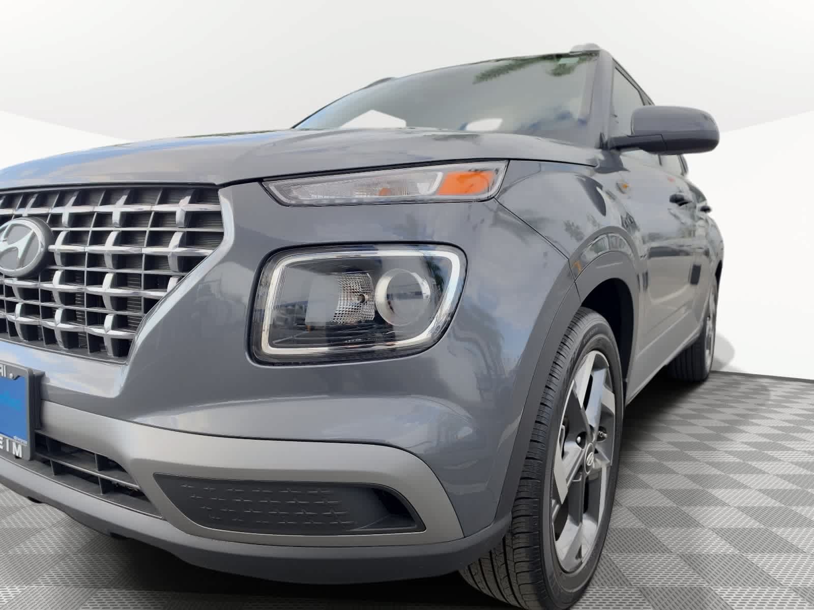 Used 2025 Hyundai Venue SEL FWD image 4