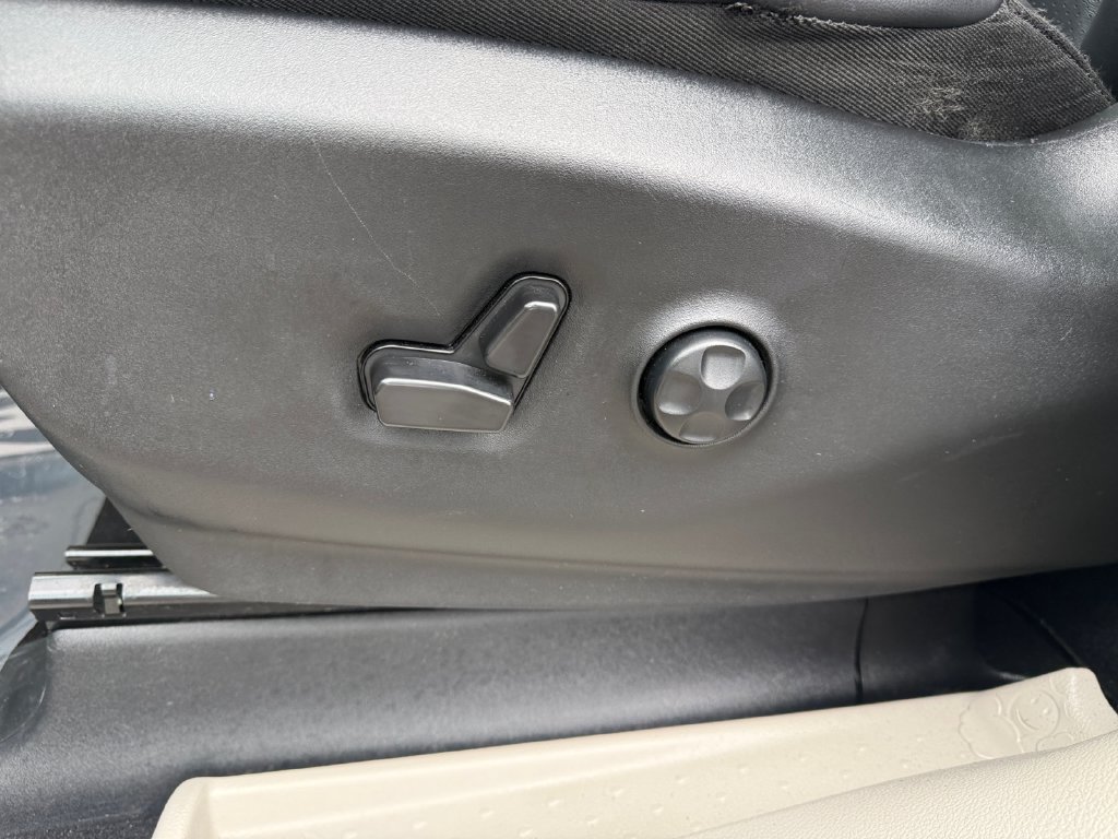 Used 2023 Chrysler Pacifica Touring-L FWD image 16