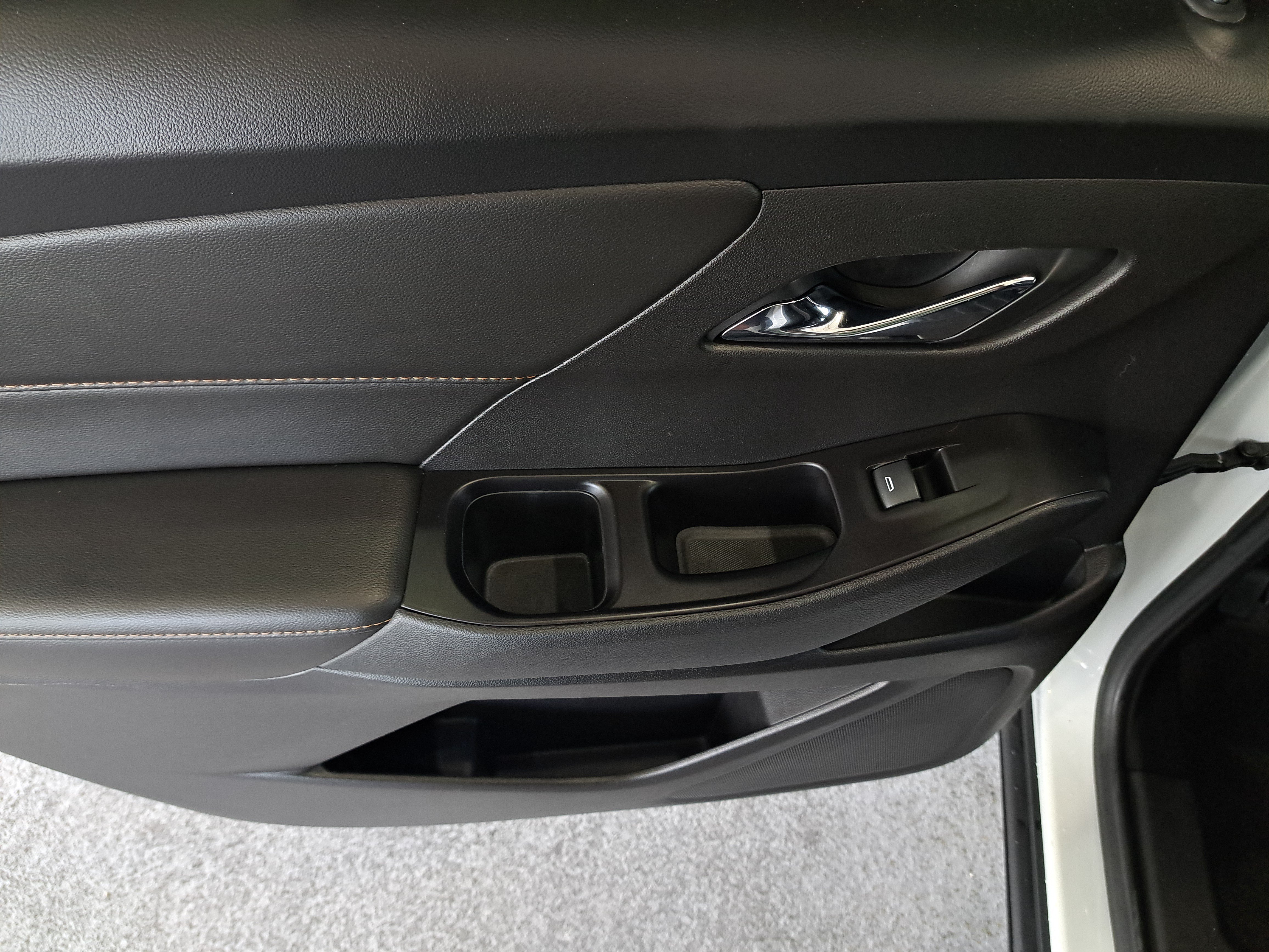 Used 2020 Chevrolet Traverse RS FWD image 11