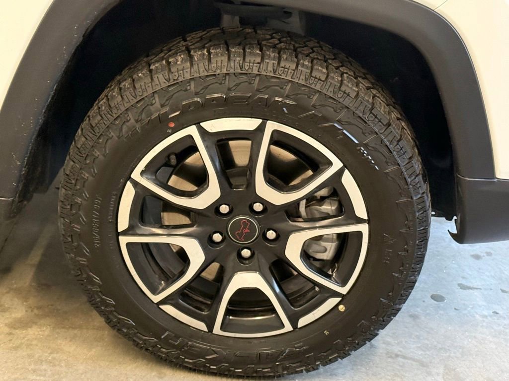 Used 2025 Jeep Compass Trailhawk AWD/4WD image 2