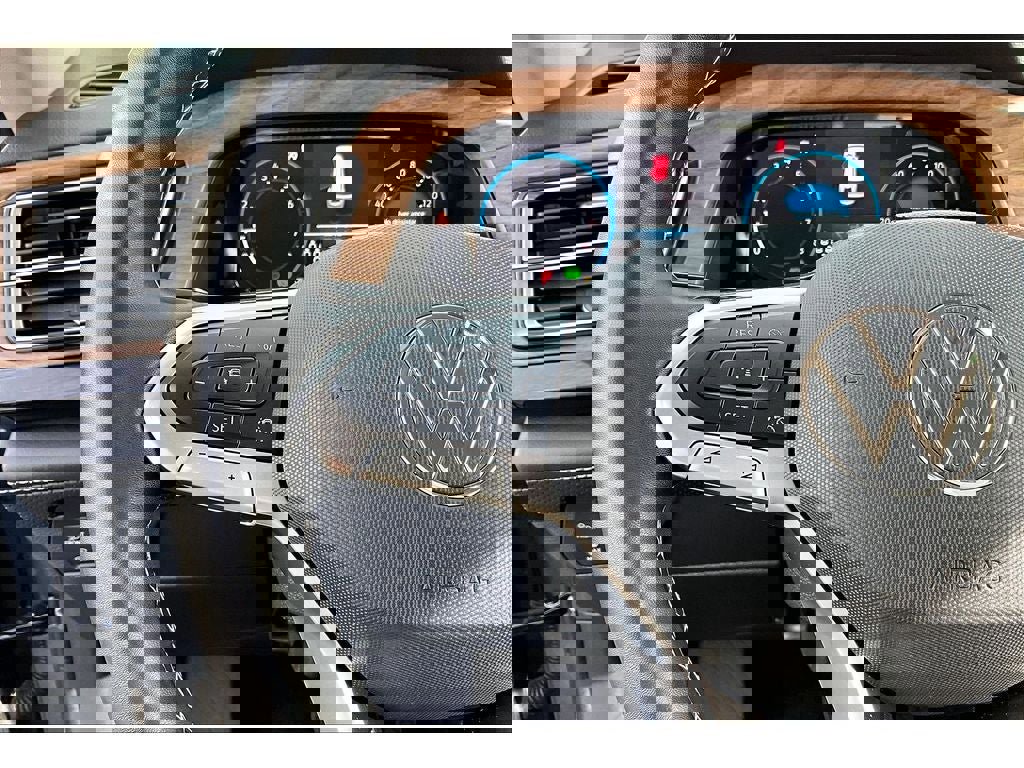 Used 2025 Volkswagen Atlas SE image 21