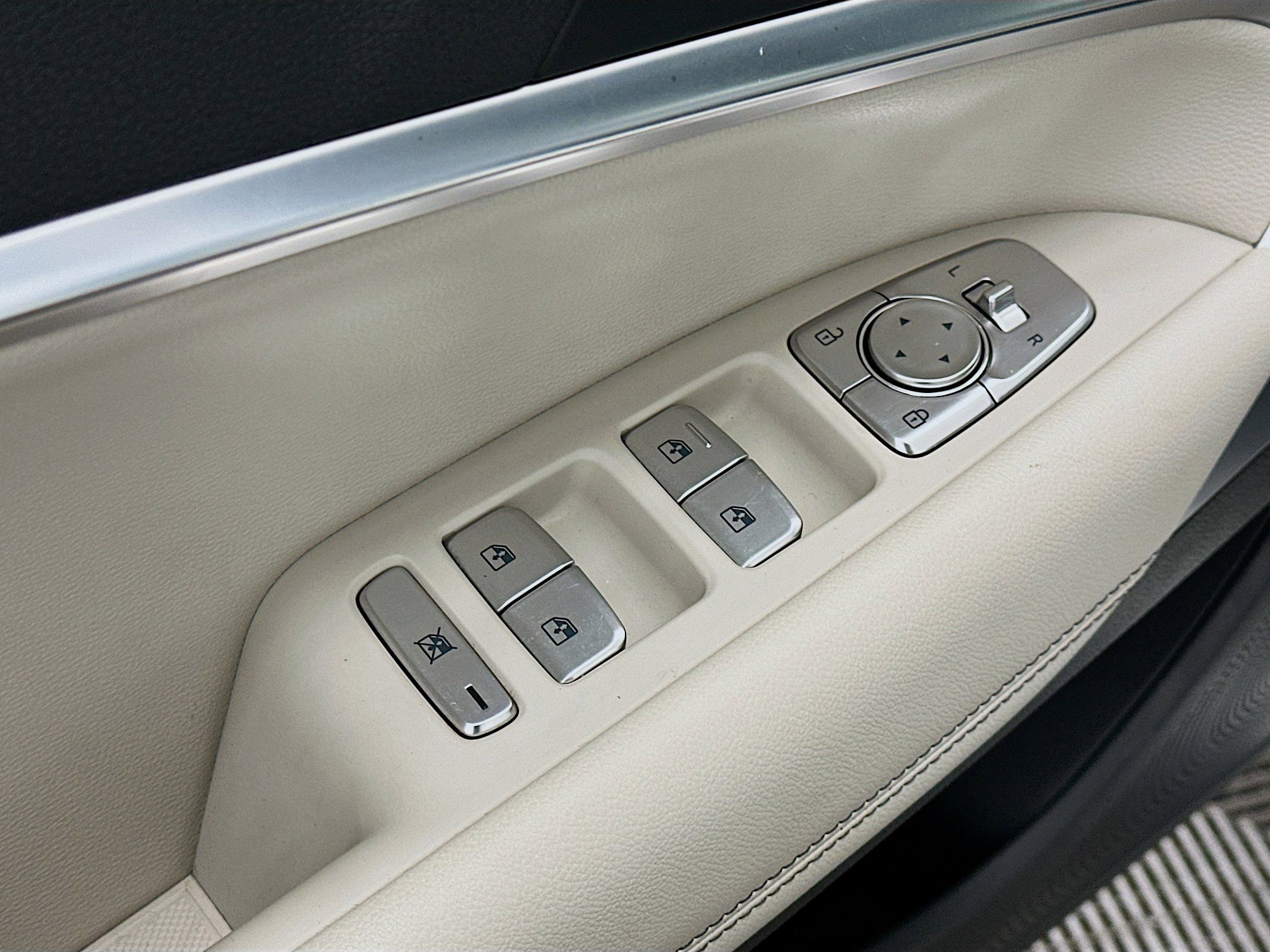 Used 2025 Genesis G70 2.5T image 15