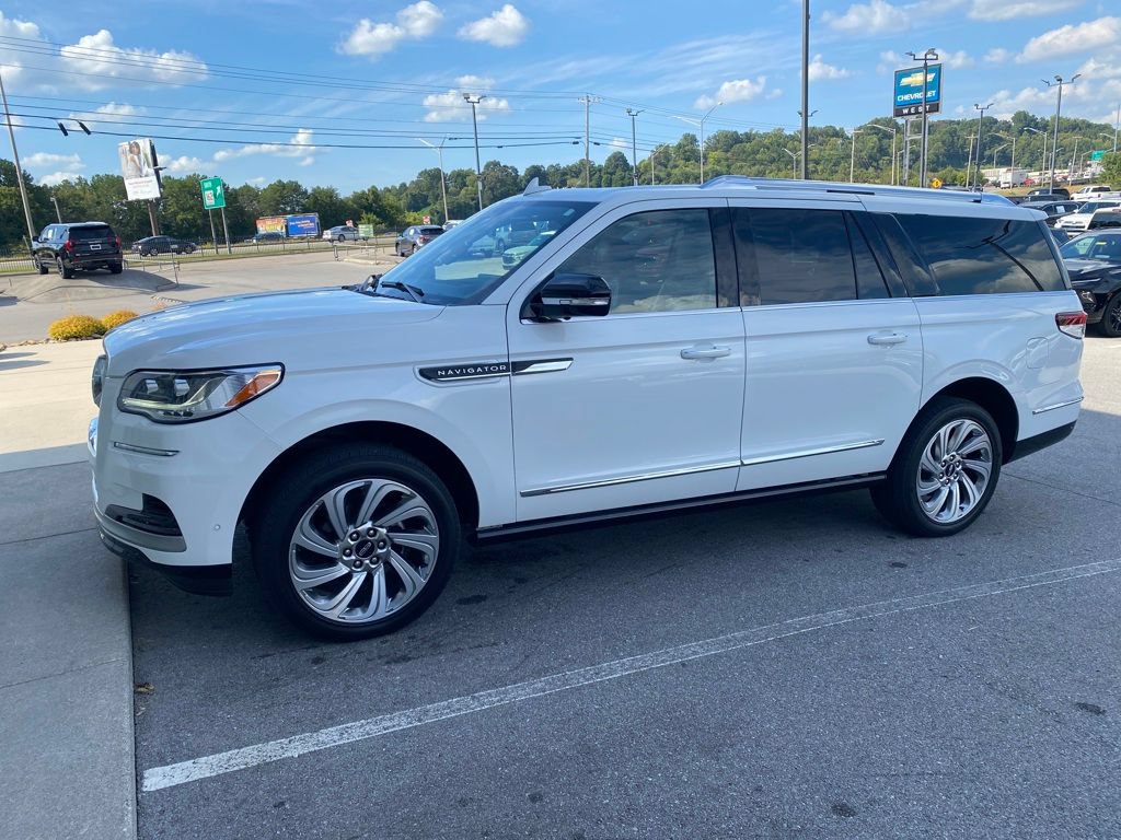 Used 2024 Lincoln Navigator L Reserve AWD/4WD image 4