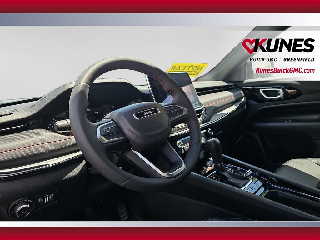 Used 2025 Jeep Compass Trailhawk AWD/4WD image 18