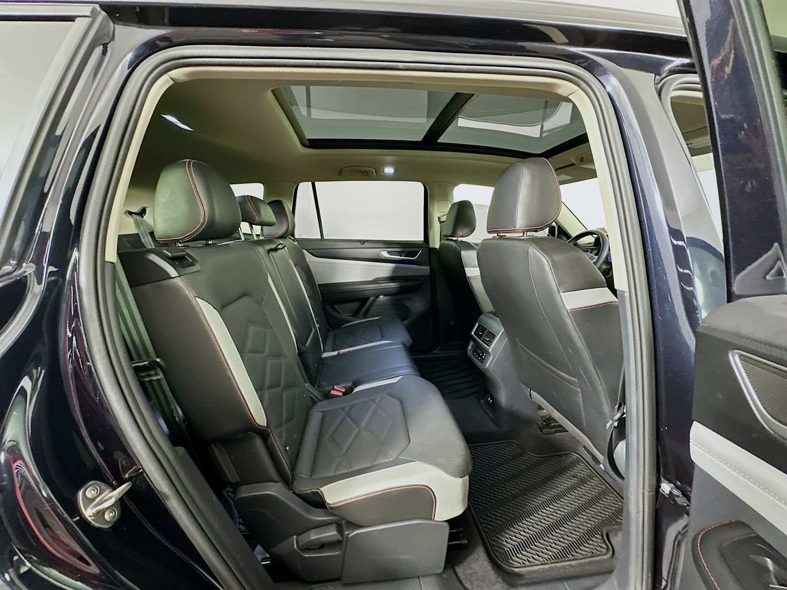 Used 2024 Volkswagen Atlas Peak Edition SE AWD/4WD image 30
