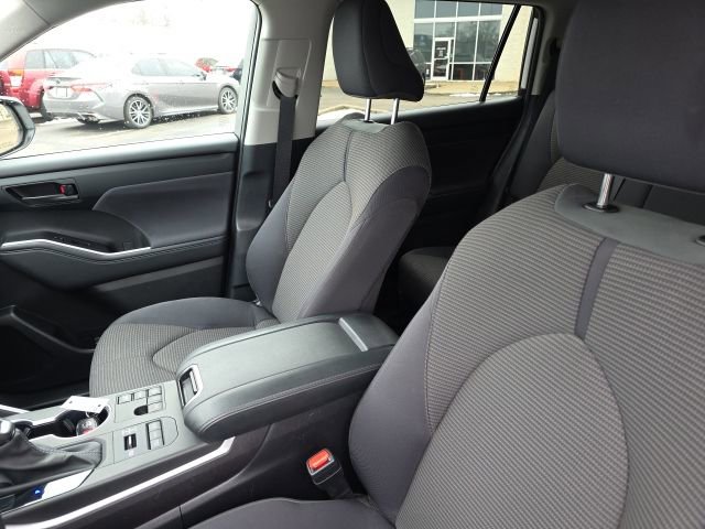 Certified 2024 Toyota Highlander LE image 9