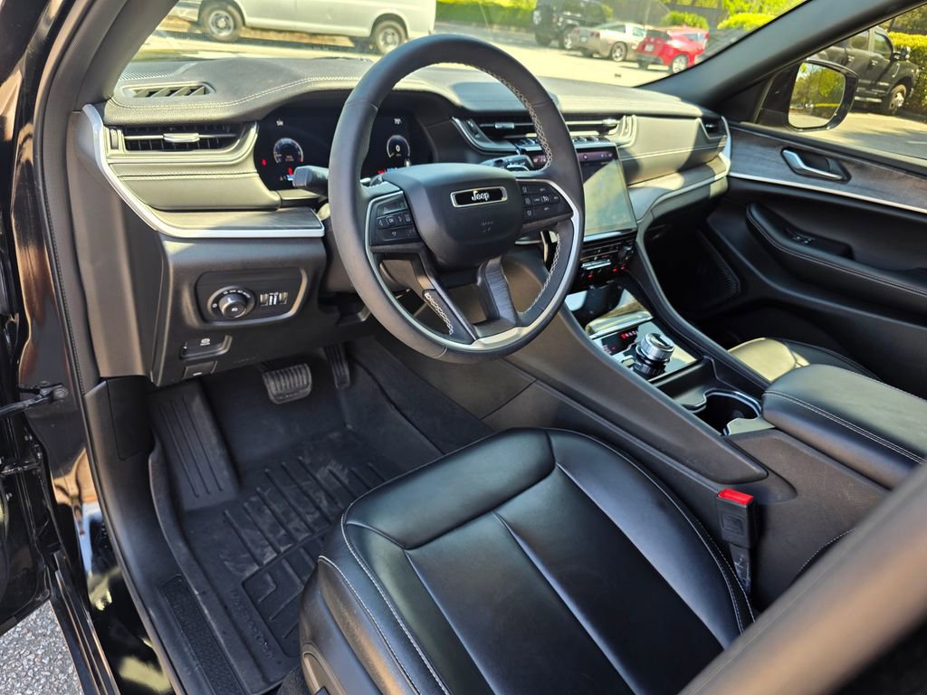 Used 2024 Jeep Grand Cherokee Limited w/ Black Appearance Package AWD/4WD image 10