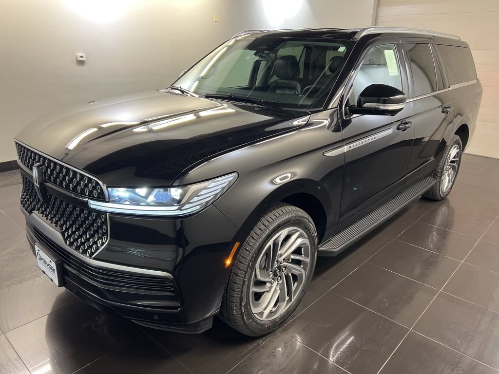 Used 2026 Lincoln Navigator L Premier AWD/4WD image 3