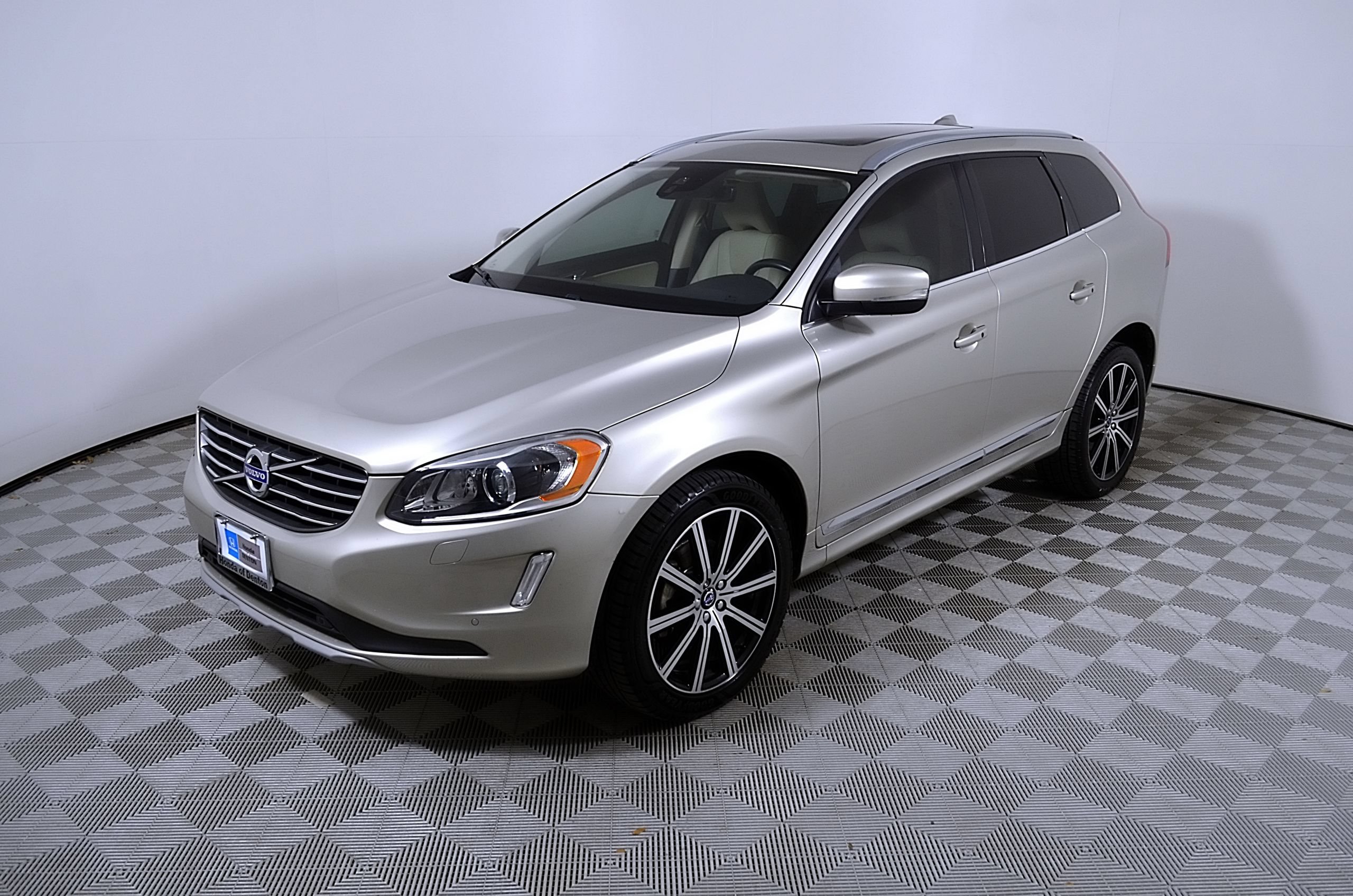 Used 2017 Volvo XC60 T6 Inscription w/ Preferred Option Package AWD/4WD video 3