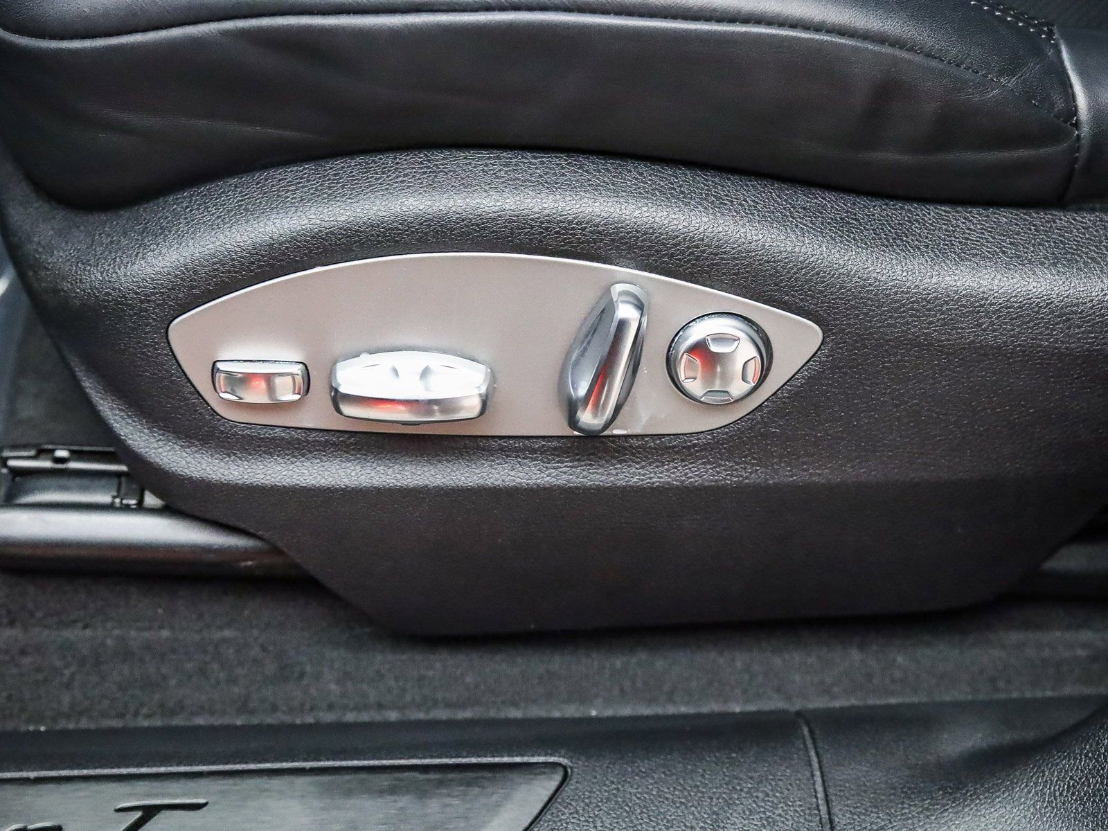 Certified 2025 Porsche Macan Turbo image 20