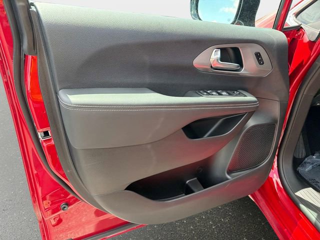 Used 2025 Chrysler Pacifica Select FWD image 15