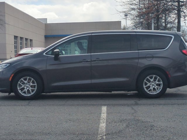 Used 2023 Chrysler Pacifica Touring-L image 9