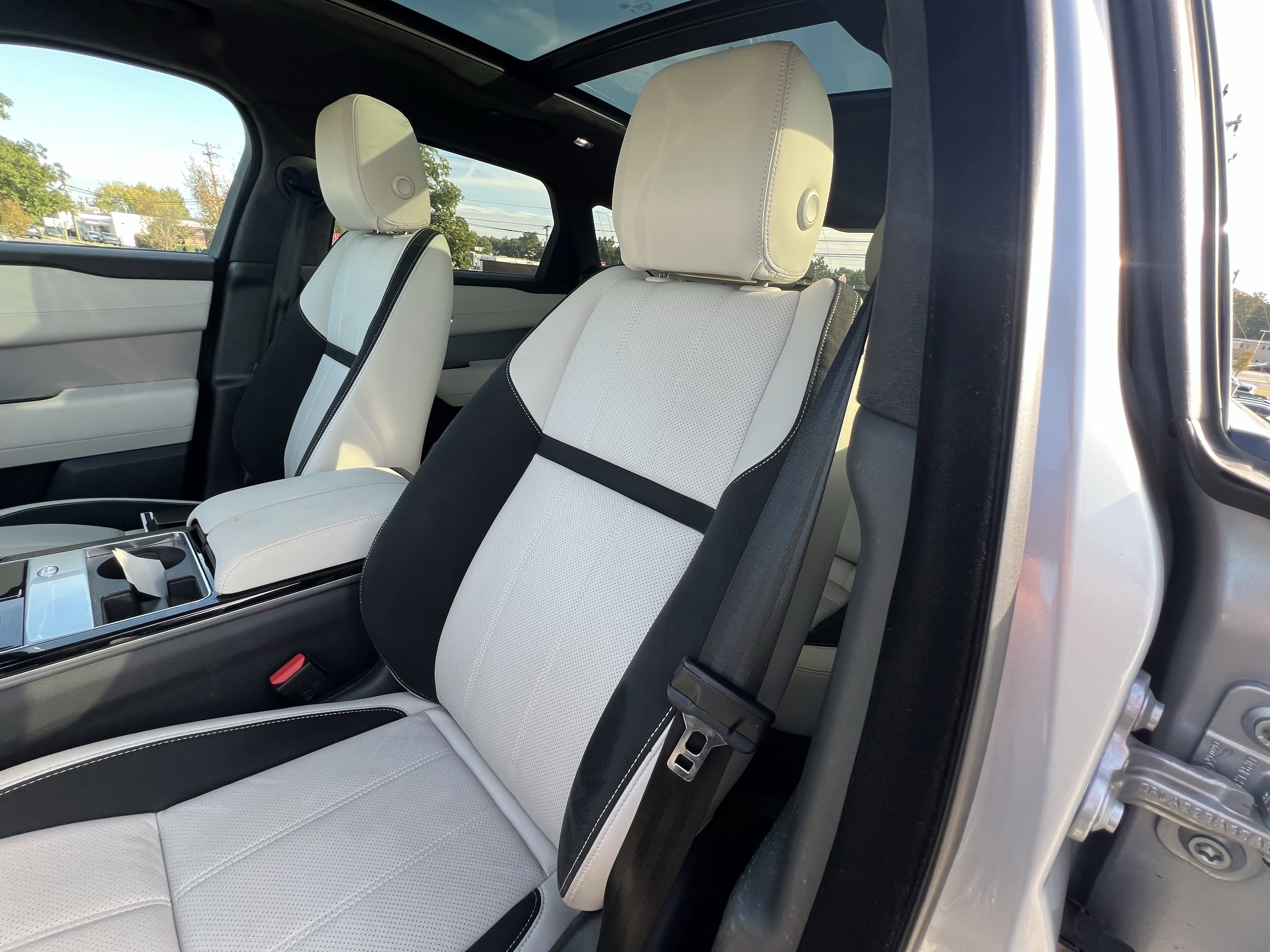 Used 2023 Land Rover Range Rover Velar R-Dynamic S image 17
