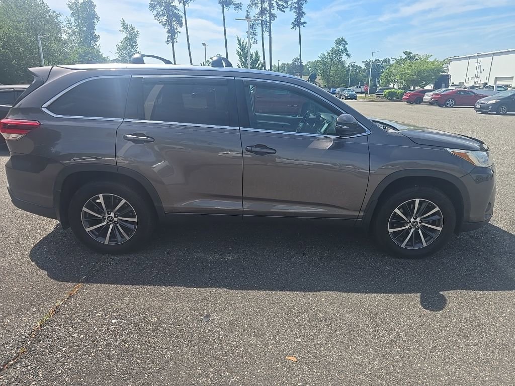 Used 2017 Toyota Highlander XLE image 4
